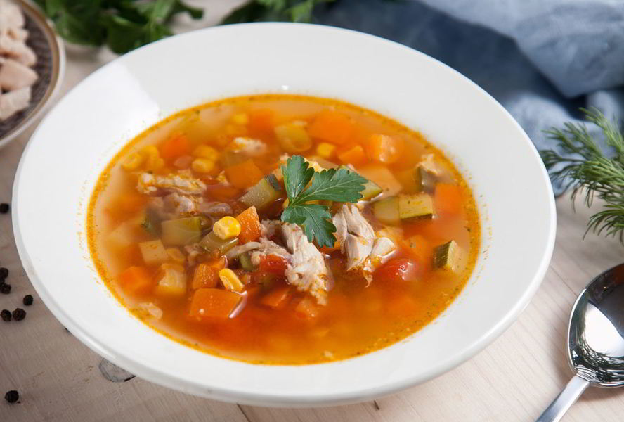 Легкий куриный суп с овощами
