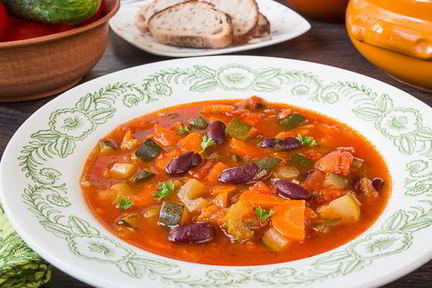 Летний овощной суп с красной фасолью