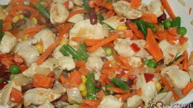 нежный суп с курицей, сыром и овощами