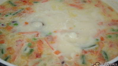 нежный суп с курицей, сыром и овощами