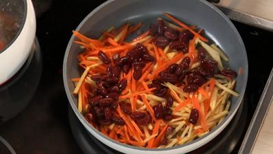 овощной суп с хлебными рулетиками