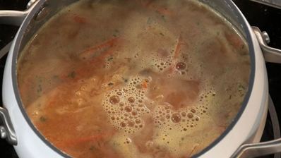 овощной суп с хлебными рулетиками