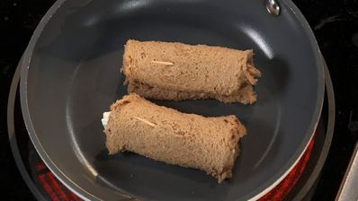 овощной суп с хлебными рулетиками