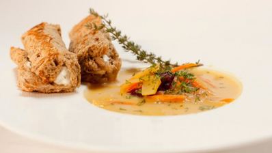 овощной суп с хлебными рулетиками