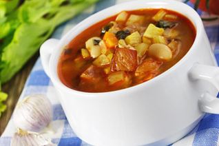 Овощной суп с копченой грудинкой