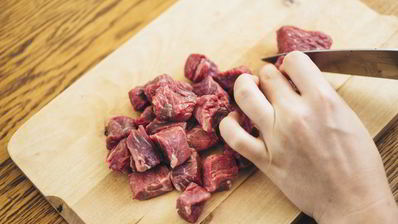 суп-гуляш из говядины с овощами