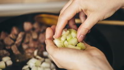 суп-гуляш из говядины с овощами