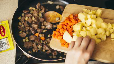 суп-гуляш из говядины с овощами