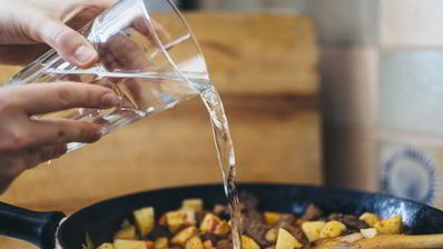 суп-гуляш из говядины с овощами