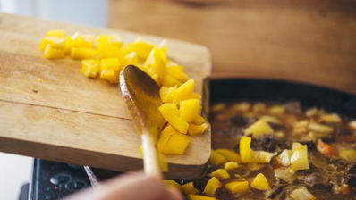 суп-гуляш из говядины с овощами