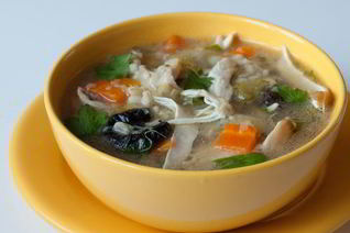 Густая похлебка с курицей и пореем