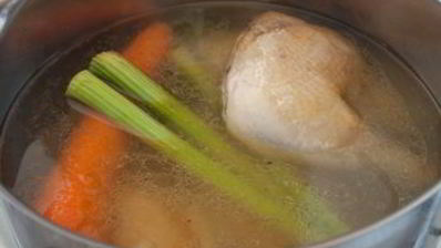 густая похлебка с курицей и пореем