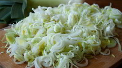 густая похлебка с курицей и пореем