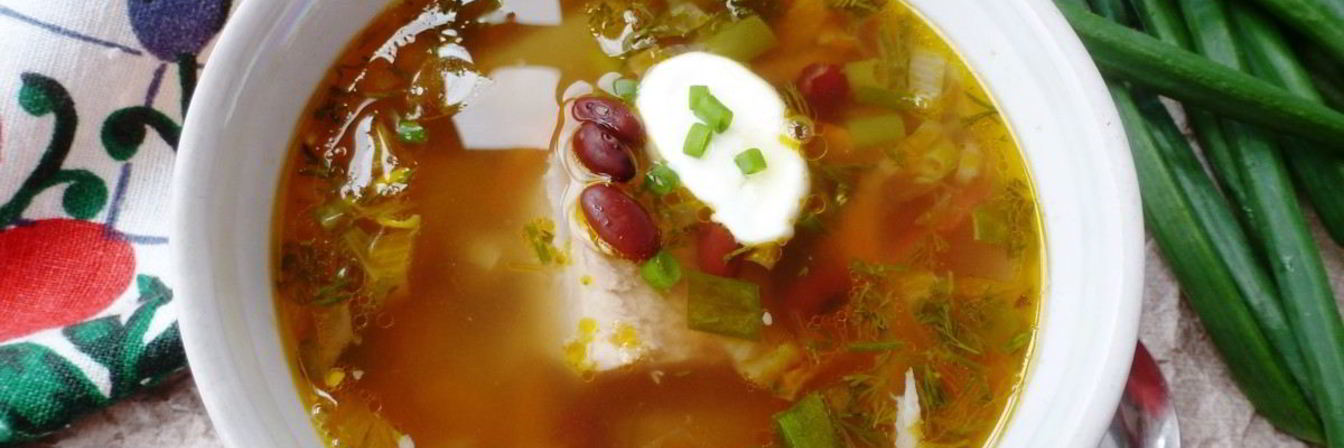 Рассольник с консервированной фасолью и солеными помидорами