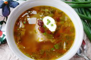 Рассольник с консервированной фасолью и солеными помидорами