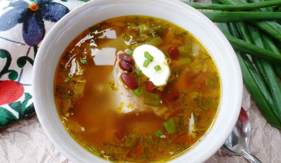 Рецепт рассольника с консервированной фасолью и солеными помидорами