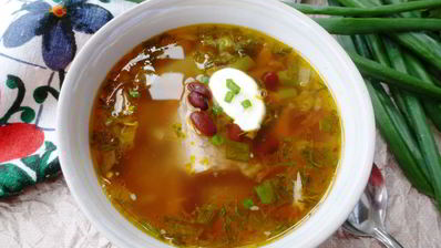 рассольник с консервированной фасолью и солеными помидорами