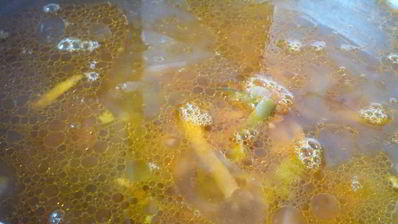 рассольник с консервированной фасолью и солеными помидорами