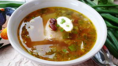 рассольник с консервированной фасолью и солеными помидорами