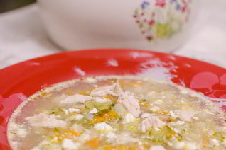 Рассольник с курицей и сыром в горшочке