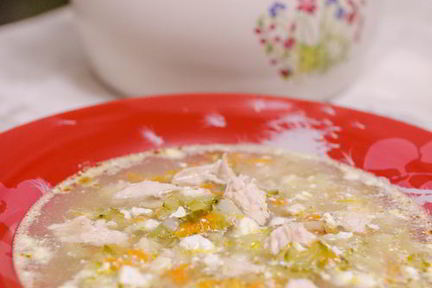 Рассольник с курицей и сыром в горшочке