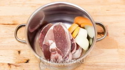 рассольник с перловкой и солеными огурцами на баранине