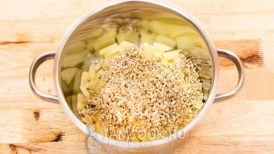 рассольник с перловкой и солеными огурцами на баранине