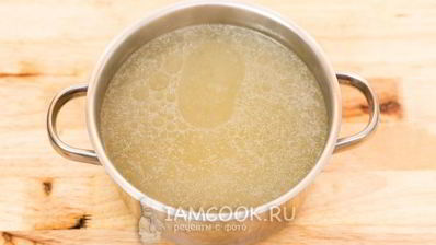 рассольник с перловкой и солеными огурцами на баранине