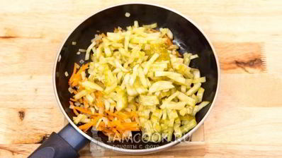 рассольник с перловкой и солеными огурцами на баранине