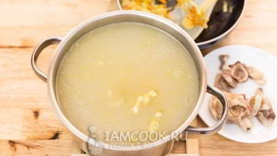 рассольник с перловкой и солеными огурцами на баранине