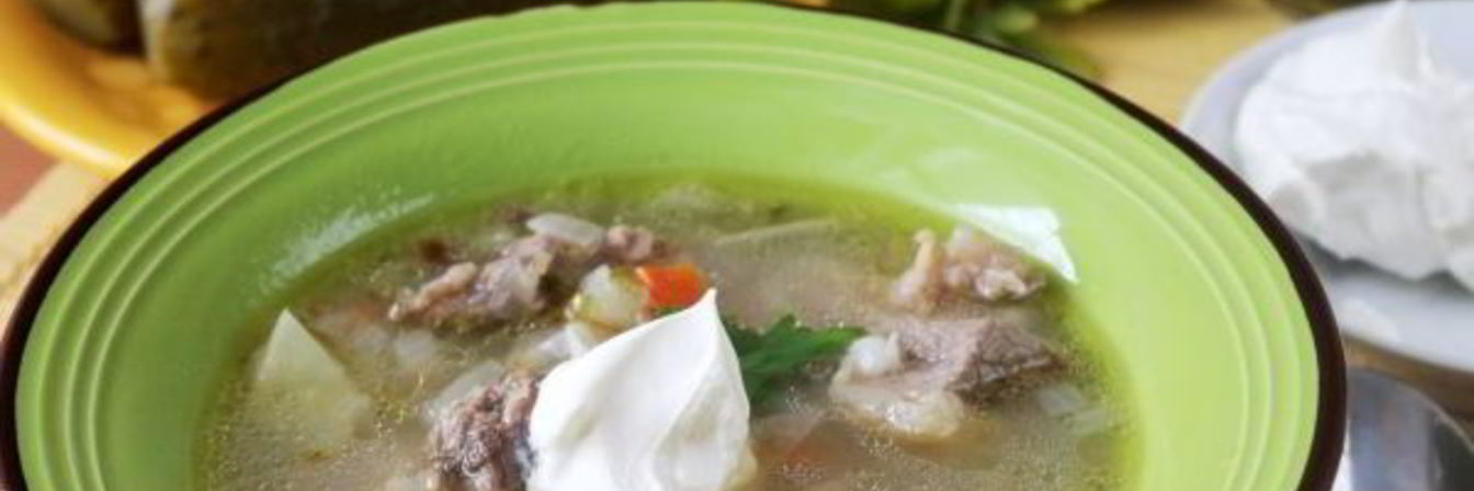 Рассольник с перловкой и солеными огурцами с говядиной