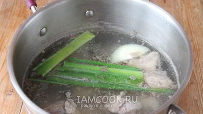 рассольник с перловкой и солеными огурцами с говядиной