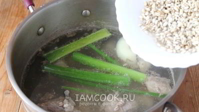 рассольник с перловкой и солеными огурцами с говядиной