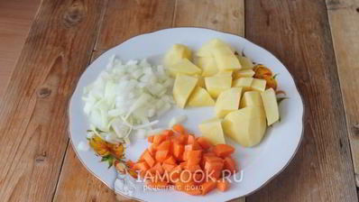 рассольник с перловкой и солеными огурцами с говядиной