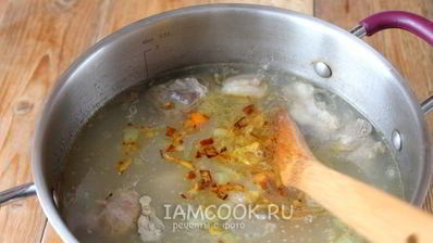 рассольник с перловкой и солеными огурцами с говядиной