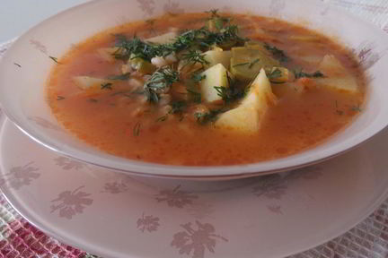 Рассольник с перловкой и солеными огурцами