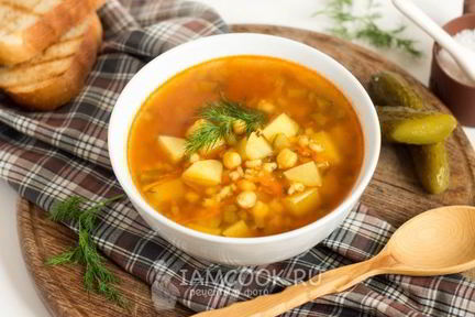 Рассольник с перловкой, солеными огурцами и нутом