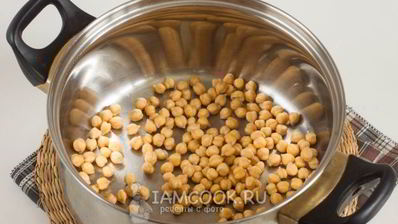 рассольник с перловкой, солеными огурцами и нутом