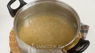 рассольник с перловкой, солеными огурцами и нутом