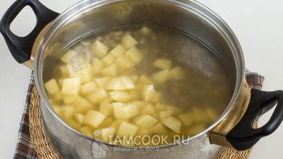 рассольник с перловкой, солеными огурцами и нутом
