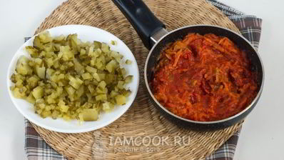 рассольник с перловкой, солеными огурцами и нутом