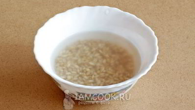 рассольник с томатом, перловкой и солеными огурцами