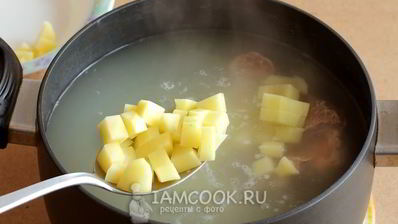 рассольник с томатом, перловкой и солеными огурцами
