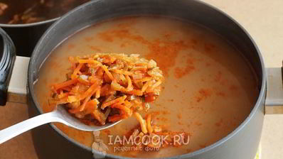 рассольник с томатом, перловкой и солеными огурцами