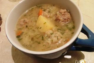 Розовый суп с фрикадельками