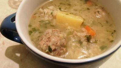 розовый суп с фрикадельками