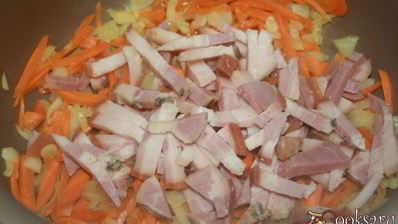 ароматные щи с варено-копченой грудинкой и кислым яблоком