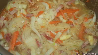 ароматные щи с варено-копченой грудинкой и кислым яблоком