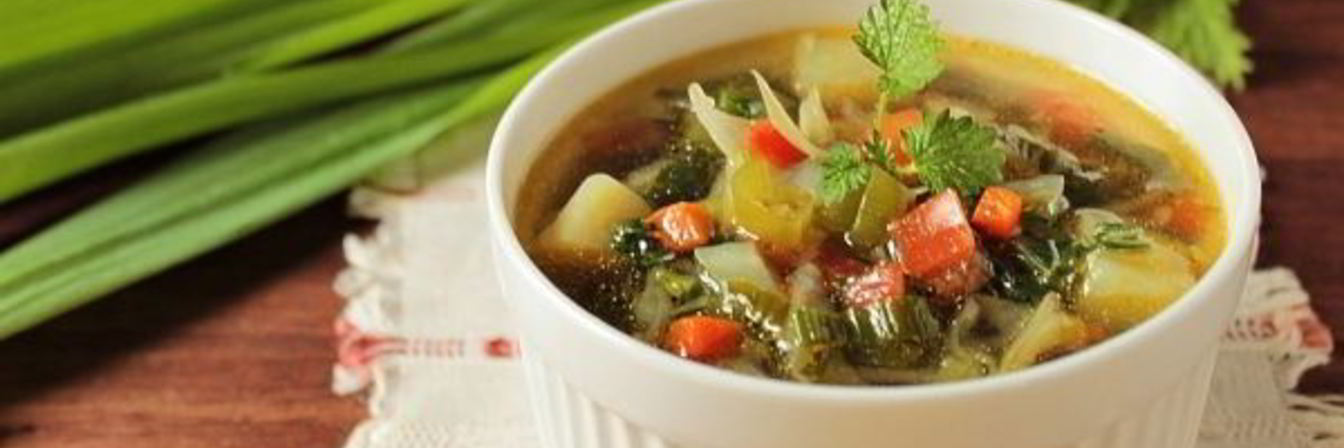 Постные зеленые щи с крапивой и китайским чесноком