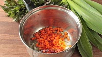 постные зеленые щи с крапивой и китайским чесноком